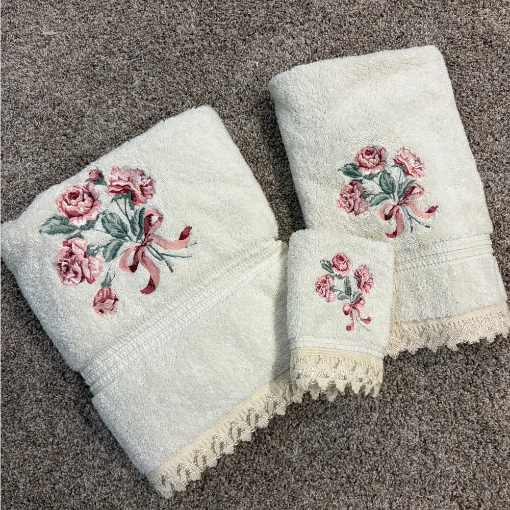 Innkeeper Linens vintage embroidered Cotton Towel set